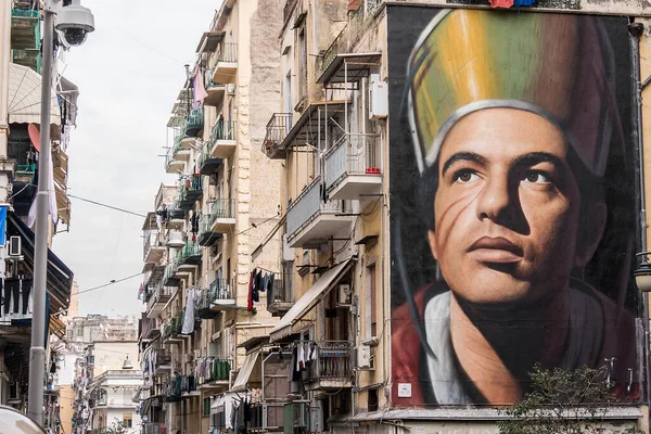 Napoli 'nin tarihi merkezindeki Forcella semtinde Saint Gennaro yüzlü bir bina. Saint Gennaro, İtalya 'nın Napoli şehrinin koruyucusudur. Yüksek kalite fotoğraf