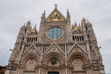 Siena Katedrali (Duomo di Siena), 1215-1263 yılları arasında tamamlanan ve şimdi Mary 'nin Varsayımına adanmış bir ortaçağ kilisesi. Yüksek kalite fotoğraf