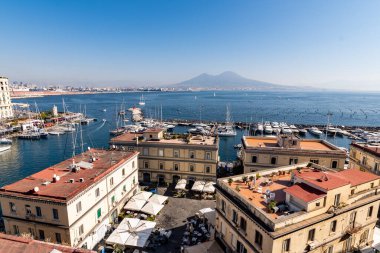 Napoli, İtalya, Ekim 2019: Arkaplanda Vesuvius volkanı bulunan Borgo marinari ve marina, yumurta şatosu Castel dell 'ovo, Napoli, İtalya manzaralı. Yüksek kalite fotoğraf
