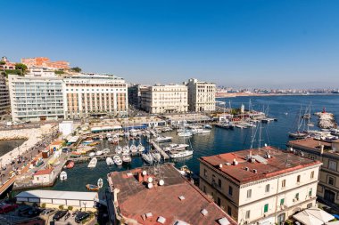 Napoli, İtalya, Ekim 2019: Napoli Körfezi 'ndeki Partenope Caddesi. Yumurta şatosundan deniz manzarası, Castel Dell 'ovo, Napoli, İtalya. Yüksek kalite fotoğraf
