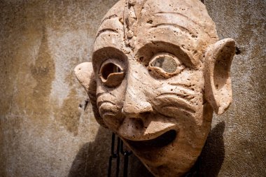 Şeytan şeklinde Terracotta yüz maskesi. İtalyan el yapımı sanat