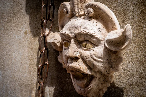 Máscara de cara de terracota em forma de demónio. Arte artesanal italiana . — Fotografia de Stock