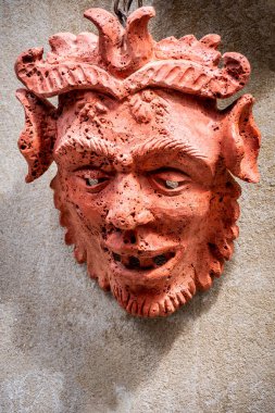 Şeytan şeklinde Terracotta yüz maskesi. İtalyan el yapımı sanat.