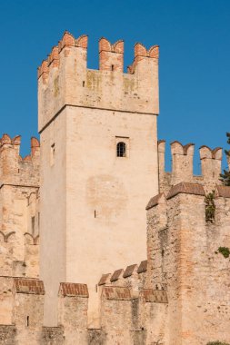 Rocca Scaligera kalesi Sirmione kasabasında Garda Gölü, Brescia, İtalya