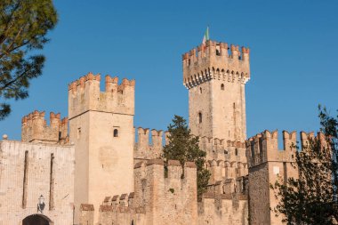 Rocca Scaligera kalesi Sirmione kasabasında Garda Gölü, Brescia, İtalya