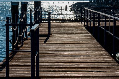 Garda Gölü, Sirmione, İtalya 'daki tahta iskelenin detayları..
