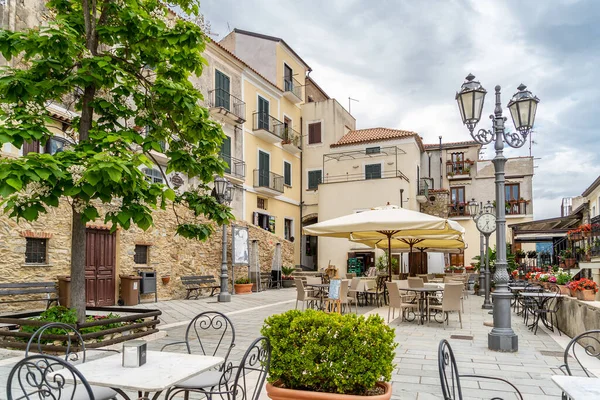 Luogo famoso, La piccola piazza principale di Castellabate, situata sulla costa cilentana in Campania, dichiarata nel 1998 Patrimonio dell'Umanità dall'UNESCO — Foto Stock