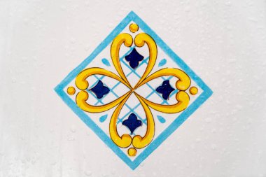 Geleneksel İtalyan dekoratif seramik fayansları Vietnam 'dan, renkli arkaplan.