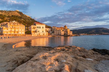 Santa Maria di Castellabate, Cilento Sahili, Campania, İtalya Sunset Marina Piccola Sahili.