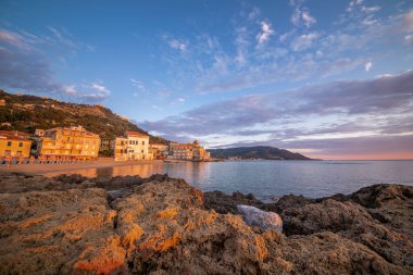 Santa Maria di Castellabate, Cilento Sahili, Campania, İtalya Sunset Marina Piccola Sahili.