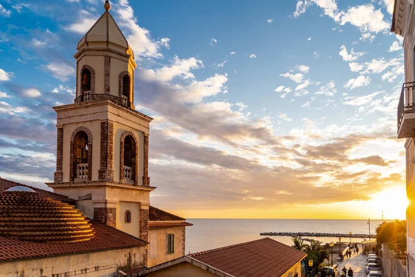 Castellabate, Cilento Sahili, İtalya, Haziran 2020: Santa Maria del mare Mabedinin çan kulesi Santa Maria di Castellabate, Salerno, Campania, İtalya.