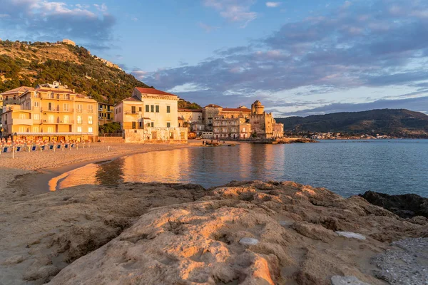 Santa Maria di Castellabate, Cilento Sahili, Campania, İtalya Sunset Marina Piccola Sahili.