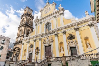 Minori, Amalfi Sahili, Campania, İtalya, Şubat 2020: Santa Trofimena 'nın görkemli Neoklasik tarzdaki Bazilikası Santa Trofimena' nın mahzenini korur. Amalfi Sahili