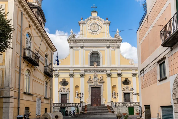 Minori, Costiera Amalfitana, Campania, Italia, febbraio 2020: L'imponente Basilica di Santa Trofimena in stile neoclassico conserva la cripta di Santa Trofimena. Costiera Amalfitana — Foto Stock