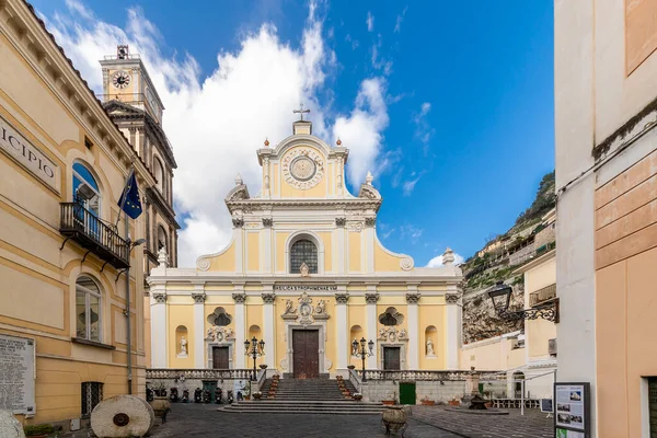 Santa Trofimena 'nın heybetli Bazilikası Neoklasik tarzda, Minori, Amalfi Sahili