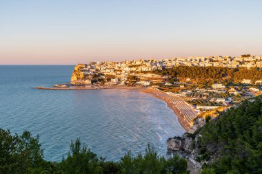 Gün batımında Peschici 'nin hava görüntüsü, İtalya' nın Gargano, Puglia eyaletinin Foggia ilindeki küçük pitoresk bir köy.