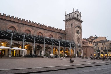 Mantua, Lombardy, İtalya, Aralık 2015: Saat Kulesi ve Piazza delle Erbe 'deki Rotonda San Lorenzo Kilisesi.