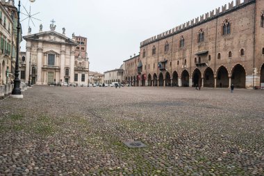 Mantua, Lombardy, İtalya, Aralık 2015: Ünlü Rönesans Meydanı Piazza Sordello ve Mantua 'daki San Pietro Katedrali.