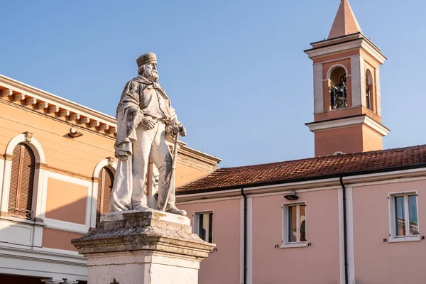 Cesenatico 'daki Giuseppe Garibaldi Heykeli, Pisacane Meydanı' nda yer almaktadır ve İtalya 'da milli kahramana dikilmiş ilk heykellerden biridir. Emilia Romagna, İtalya.