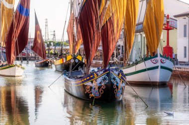 Cesenatico, Emilia Romagna, İtalya, Temmuz 2020: Cesenatico kanal limanında renkli tekne.