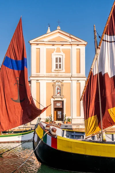 Cesenatico, Emilia Romagna, İtalya, Temmuz 2020: Leonardo 'nun Cesenatico kanal limanındaki Saint Giacomo kilisesi, her ay binlerce turisti cezbediyor..