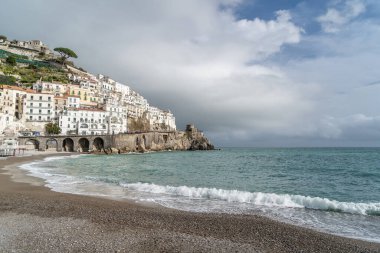 Plajlı güzel Amalfi manzarası. Yaklaşan fırtınalı karanlık bir gökyüzü. Amalfi Sahili, Campania, İtalya