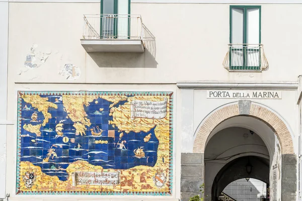 Amalfi 'deki Porta della Marina, İtalya' nın Amalfi kentinin ortaçağ girişlerinden biri olan antik Porta de Sandala.