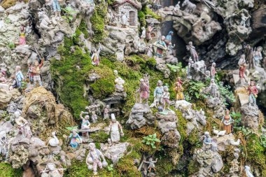 Amalfi, İtalya, Ocak 2020: Bir Amafi çeşmesinde doğum sahnesi. Geleneksel Napoli doğum sahnesi el yapımı