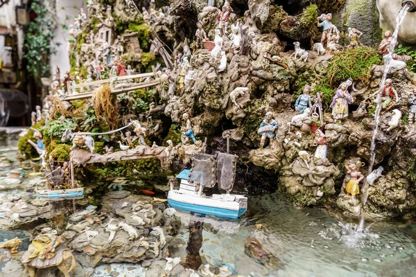Amalfi, İtalya, Ocak 2020: Doğum sahnesindeki küçük tekne Amalfi Geleneksel Napoli İsa 'nın doğumu sahnesindeki çeşmede