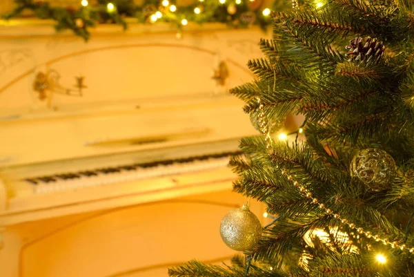 Árvore Natal Com Bolhas Fundo Velho Piano — Fotografia de Stock