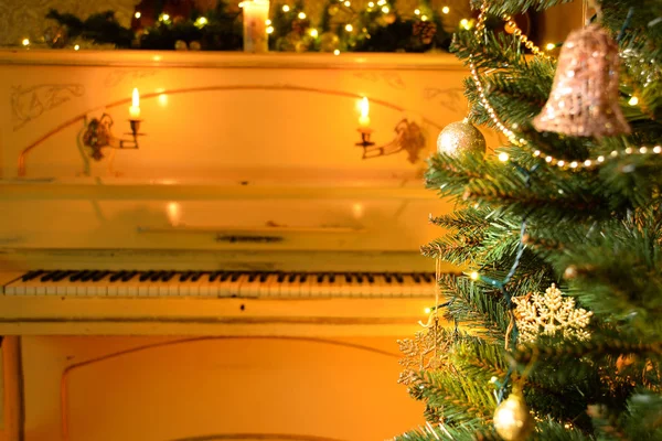 Árvore Natal Com Bolhas Fundo Velho Piano — Fotografia de Stock