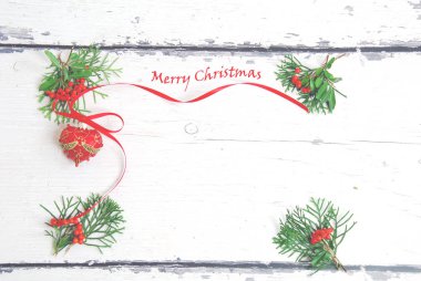 Hafif ahşap kurullarının bir arka plan üzerinde yeşil dallar ile Noel ağacı süsle