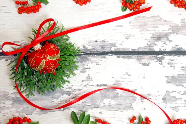 Decoración Del Árbol Navidad Con Ramas Verdes Sobre Fondo Tablas — Foto de Stock