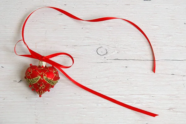 Weihnachtsbaumschmuck Mit Grünen Zweigen Auf Einem Hintergrund Aus Hellen Holzbrettern — Stockfoto