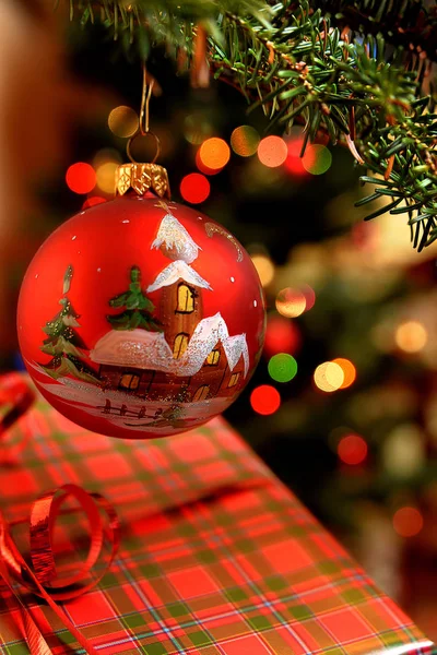 Adornos del árbol de Navidad en el fondo de las tablas viejas — Foto de Stock