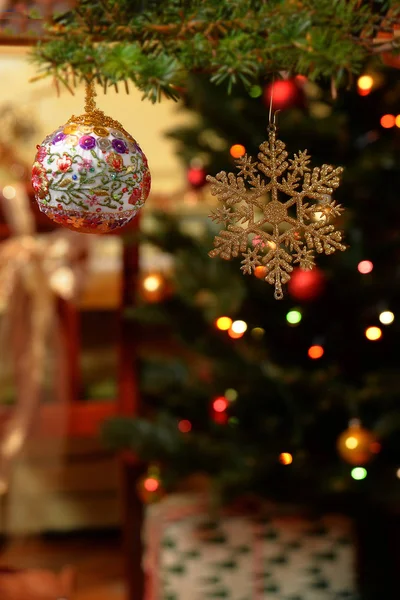 Arbre de Noël Bauble sur fond lumineux — Photo