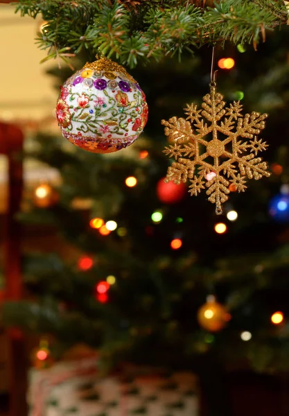 Árvore de Natal Bauble em fundo luminoso — Fotografia de Stock