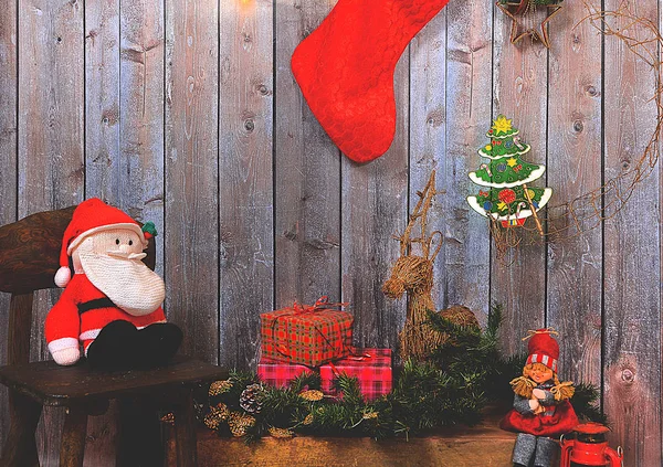 Adornos del árbol de Navidad en el fondo de las tablas viejas — Foto de Stock