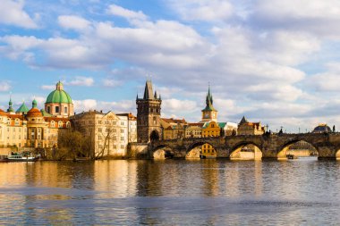 Prag 'da bahar günbatımı, Vltava nehri ve Charles Köprüsü manzarası