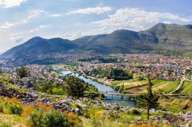 Güneşli bir günde Crkvina Hill, Grachanitsa 'dan Trebinje' nin hava manzarası