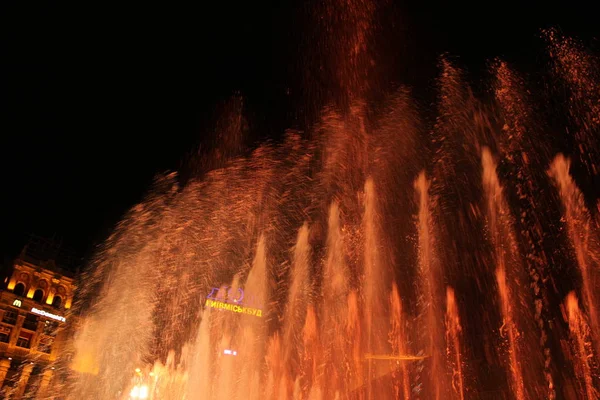 喷泉在晚上 — 图库照片