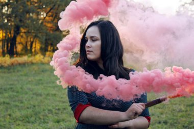 Kız ve renkli duman