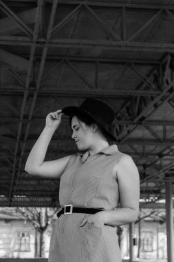 Bir kızın siyah ve beyaz fotoğraf