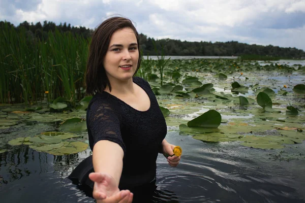 Mädchen Schwarz Wasser — Stockfoto