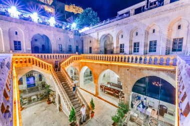 Eski postane bina (House of Sahtana aile), popüler bir dönüm noktası Mardin,Turkey.17 Haziran 2018 yılında avlusu
