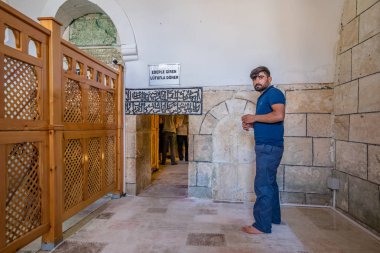 Kimliği belirsiz Hazreti İbrahim Sanliurfa,Turkey.19 Mevlidi Halil Camii avlusu, Temmuz 2018 doğduğu mağara içinde dua ediyor.