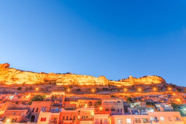 Mardin Kalesi Mardin şehir, halkı ve turist ve içinde bulunduğu Türkiye'de popüler bir şehrin gece görünümü.