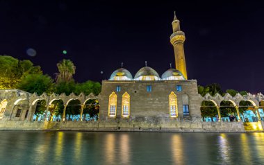 Gece uzun pozlama görünümünü Halil-Ur Rahman Gölü ya da gezmeden Gol(fish lake), Şanlıurfa, Türkiye.