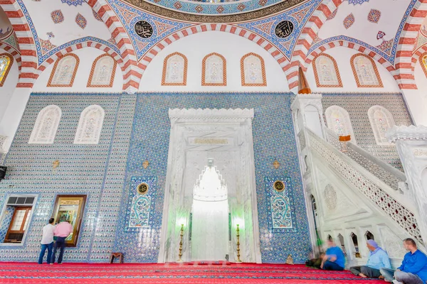 Azonosítatlan Muzulmán Emberek Imádkoznak Magasrangú Mevlidi Halil Mecset Egyik Nevezetessége — Stock Fotó