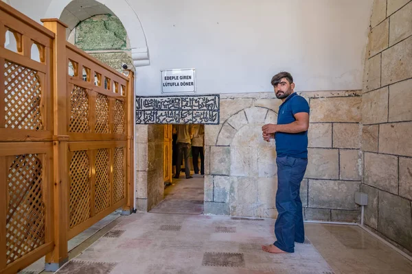 Kimliği belirsiz Hazreti İbrahim Sanliurfa,Turkey.19 Mevlidi Halil Camii avlusu, Temmuz 2018 doğduğu mağara içinde dua ediyor.